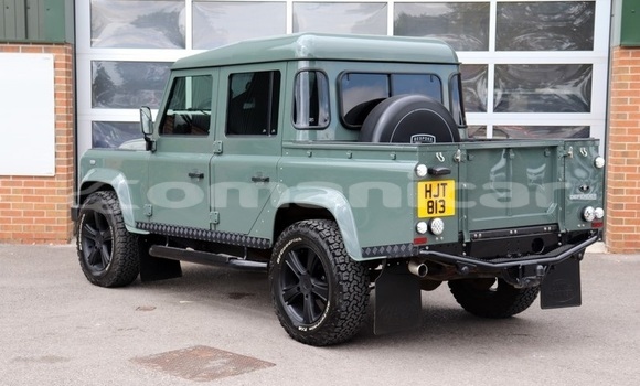 Buy Used Land Rover Defender Green Car in Muscat in Masqat Buy Used Land Rover Defender Green Car in Muscat in Masqat