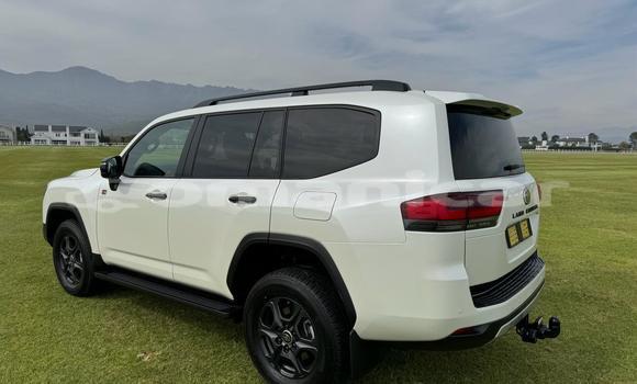 Buy Used Toyota Land Cruiser White Car in Muscat in Masqat Buy Used Toyota Land Cruiser White Car in Muscat in Masqat