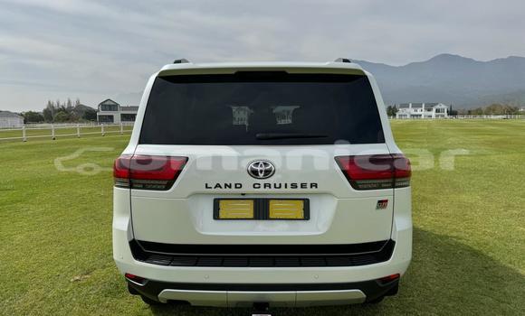 Buy Used Toyota Land Cruiser White Car in Muscat in Masqat Buy Used Toyota Land Cruiser White Car in Muscat in Masqat