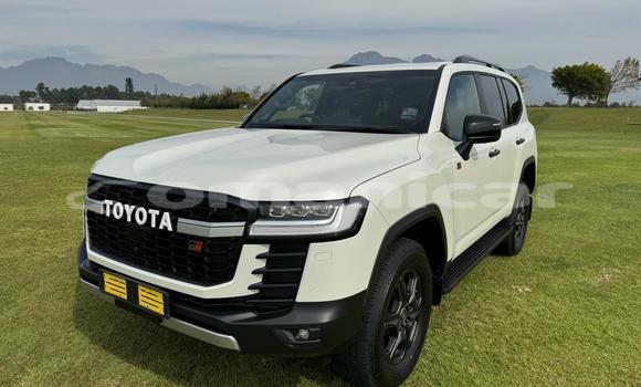 Buy Used Toyota Land Cruiser White Car in Muscat in Masqat Buy Used Toyota Land Cruiser White Car in Muscat in Masqat