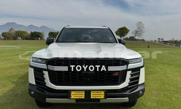 Buy Used Toyota Land Cruiser White Car in Muscat in Masqat Buy Used Toyota Land Cruiser White Car in Muscat in Masqat