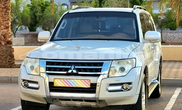 Buy Used Mitsubishi Pajero White Car in as–Sib in Masqat Buy Used Mitsubishi Pajero White Car in as–Sib in Masqat
