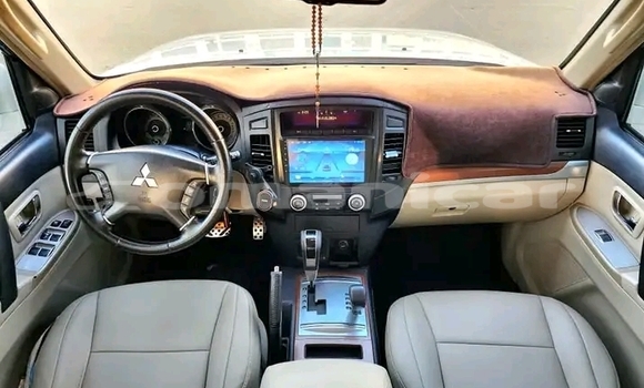 Buy Used Mitsubishi Pajero White Car in as–Sib in Masqat Buy Used Mitsubishi Pajero White Car in as–Sib in Masqat