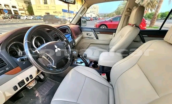Buy Used Mitsubishi Pajero White Car in as–Sib in Masqat Buy Used Mitsubishi Pajero White Car in as–Sib in Masqat