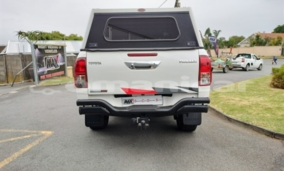 Buy Used Toyota Hilux White Car in Muscat in Masqat Buy Used Toyota Hilux White Car in Muscat in Masqat