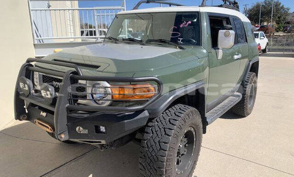 Buy Used Toyota FJ Cruiser Green Car in Muscat in Masqat Buy Used Toyota FJ Cruiser Green Car in Muscat in Masqat