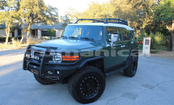 Buy Used Toyota FJ Cruiser Green Car in Muscat in Masqat Buy Used Toyota FJ Cruiser Green Car in Muscat in Masqat