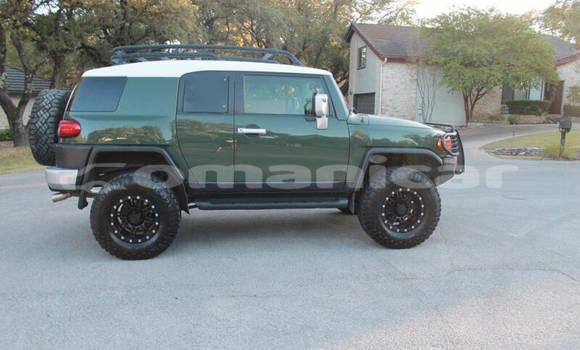 Buy Used Toyota FJ Cruiser Green Car in Muscat in Masqat Buy Used Toyota FJ Cruiser Green Car in Muscat in Masqat