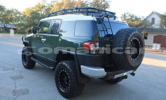 Buy Used Toyota FJ Cruiser Green Car in Muscat in Masqat Buy Used Toyota FJ Cruiser Green Car in Muscat in Masqat