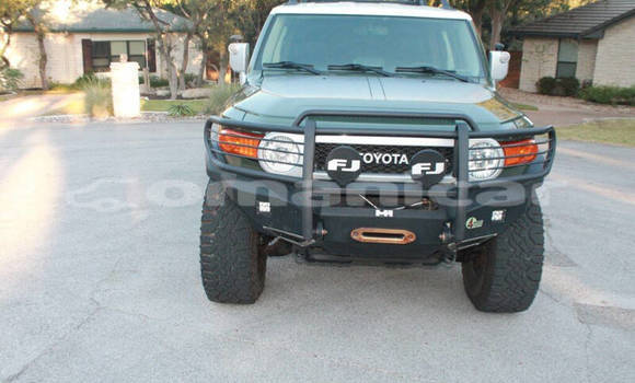 Buy Used Toyota FJ Cruiser Green Car in Muscat in Masqat Buy Used Toyota FJ Cruiser Green Car in Muscat in Masqat