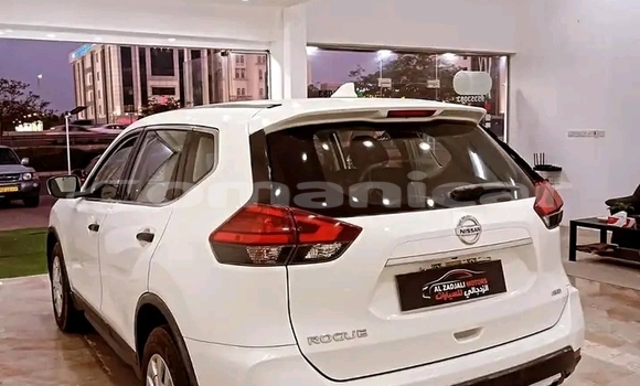 Buy Used Nissan Rogue White Car in Qurm in Masqat Buy Used Nissan Rogue White Car in Qurm in Masqat