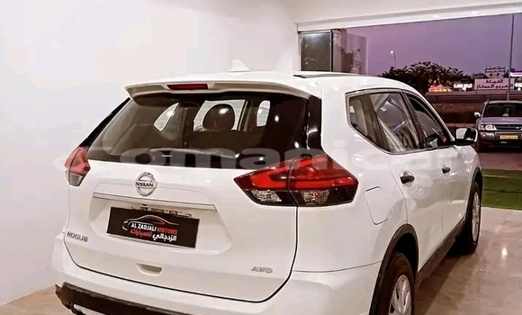 Buy Used Nissan Rogue White Car in Qurm in Masqat Buy Used Nissan Rogue White Car in Qurm in Masqat