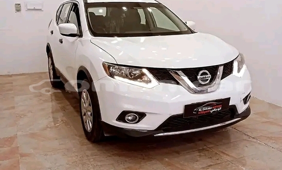 Buy Used Nissan Rogue White Car in Qurm in Masqat Buy Used Nissan Rogue White Car in Qurm in Masqat