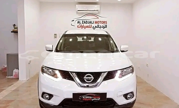 Buy Used Nissan Rogue White Car in Qurm in Masqat Buy Used Nissan Rogue White Car in Qurm in Masqat