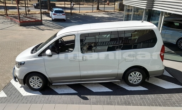 Buy Used Hyundai H1 White Car in Muscat in Masqat Buy Used Hyundai H1 White Car in Muscat in Masqat