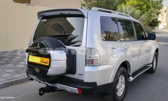 Buy Used Mitsubishi Pajero White Car in Muscat in Masqat Buy Used Mitsubishi Pajero White Car in Muscat in Masqat