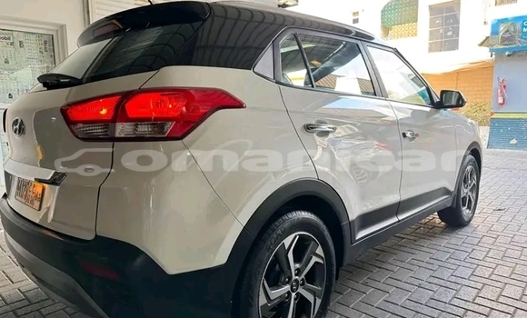 Buy Used Toyota RAV4 White Car in as–Suwayq in al-Batinah Buy Used Toyota RAV4 White Car in as–Suwayq in al-Batinah