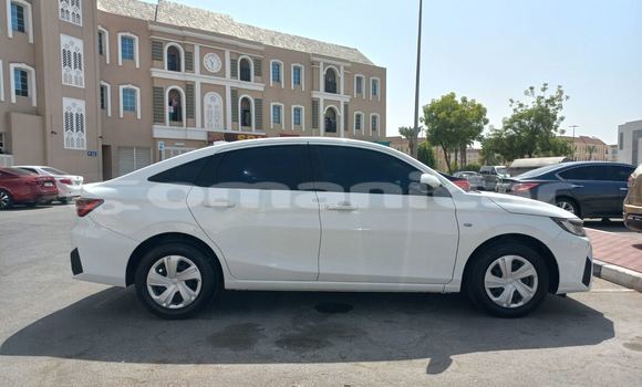 Buy Used Toyota Yaris White Car in Muscat in Masqat Buy Used Toyota Yaris White Car in Muscat in Masqat