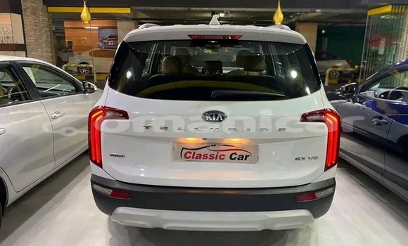 Buy Used Kia Towner White Car in Madinat Qabus in Masqat Buy Used Kia Towner White Car in Madinat Qabus in Masqat