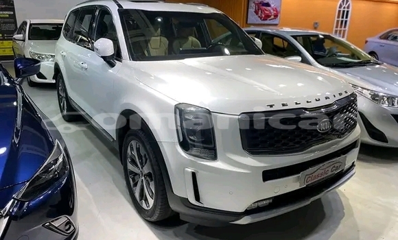 Buy Used Kia Towner White Car in Madinat Qabus in Masqat Buy Used Kia Towner White Car in Madinat Qabus in Masqat