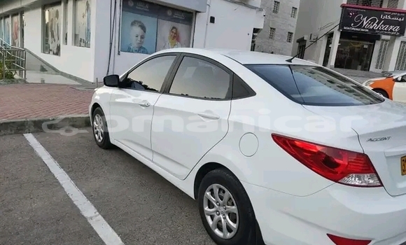 Buy Used Hyundai Accent White Car in Nizwa in ad-Dakhiliyah Buy Used Hyundai Accent White Car in Nizwa in ad-Dakhiliyah