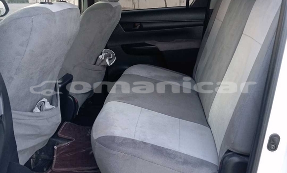 Buy Used Toyota Hilux White Car in Muscat in Masqat Buy Used Toyota Hilux White Car in Muscat in Masqat