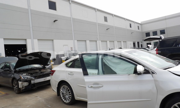 Buy Used Toyota Avalon White Car in Masqat in Masqat Buy Used Toyota Avalon White Car in Masqat in Masqat