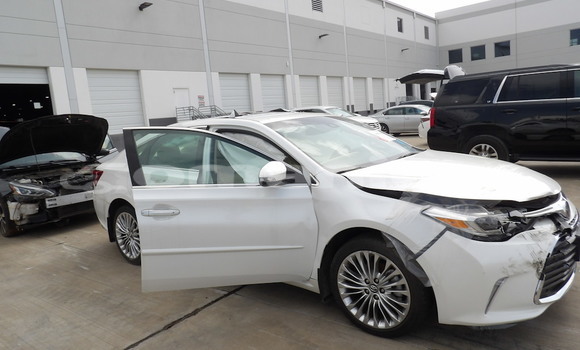 Buy Used Toyota Avalon White Car in Masqat in Masqat Buy Used Toyota Avalon White Car in Masqat in Masqat