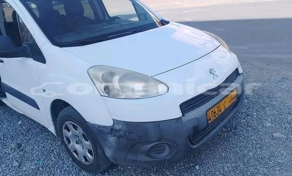 Buy Used Toyota Hiace White Car in Muscat in Masqat Buy Used Toyota Hiace White Car in Muscat in Masqat