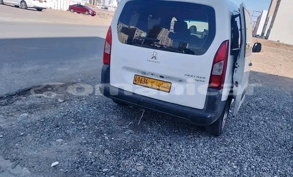Buy Used Toyota Hiace White Car in Muscat in Masqat Buy Used Toyota Hiace White Car in Muscat in Masqat