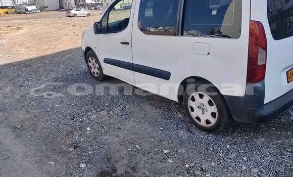Buy Used Toyota Hiace White Car in Muscat in Masqat Buy Used Toyota Hiace White Car in Muscat in Masqat