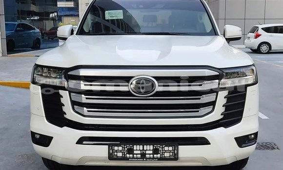 Buy Used Toyota Land Cruiser White Car in Qurayyat in Masqat Buy Used Toyota Land Cruiser White Car in Qurayyat in Masqat
