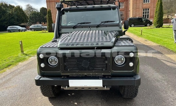 Buy Used Land Rover Defender Green Car in Muscat in Masqat Buy Used Land Rover Defender Green Car in Muscat in Masqat