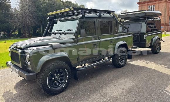 Buy Used Land Rover Defender Green Car in Muscat in Masqat Buy Used Land Rover Defender Green Car in Muscat in Masqat