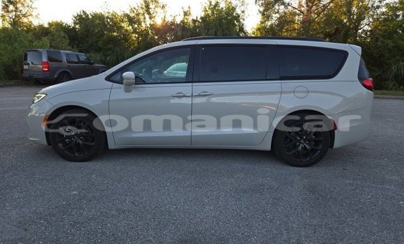 Buy Used Chrysler Pacifica White Car in Muscat in Masqat Buy Used Chrysler Pacifica White Car in Muscat in Masqat