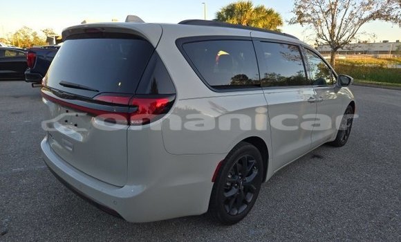 Buy Used Chrysler Pacifica White Car in Muscat in Masqat Buy Used Chrysler Pacifica White Car in Muscat in Masqat