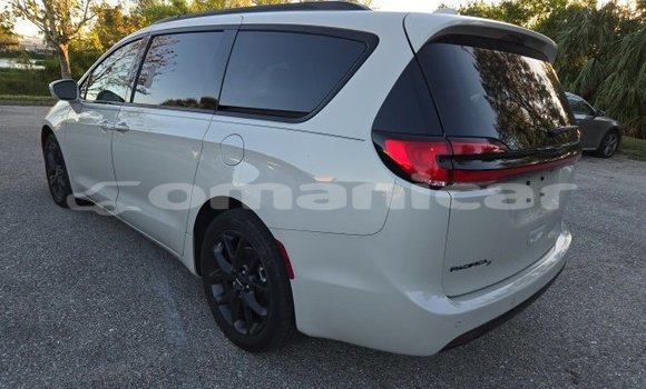 Buy Used Chrysler Pacifica White Car in Muscat in Masqat Buy Used Chrysler Pacifica White Car in Muscat in Masqat