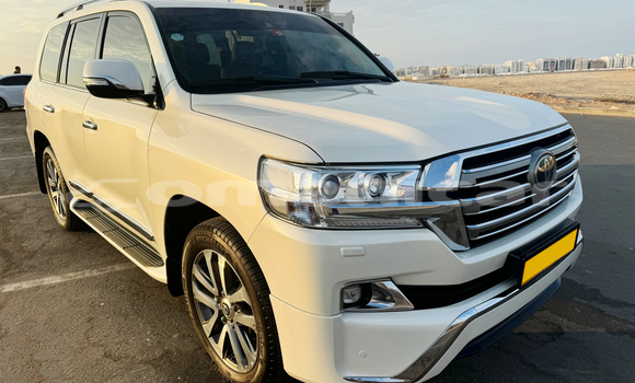 Buy Used Toyota Land Cruiser White Car in Al khuwair in al-Batinah Buy Used Toyota Land Cruiser White Car in Al khuwair in al-Batinah