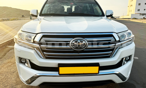 Buy Used Toyota Land Cruiser White Car in Al khuwair in al-Batinah Buy Used Toyota Land Cruiser White Car in Al khuwair in al-Batinah