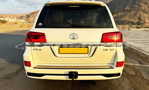 Buy Used Toyota Land Cruiser White Car in Al khuwair in al-Batinah Buy Used Toyota Land Cruiser White Car in Al khuwair in al-Batinah