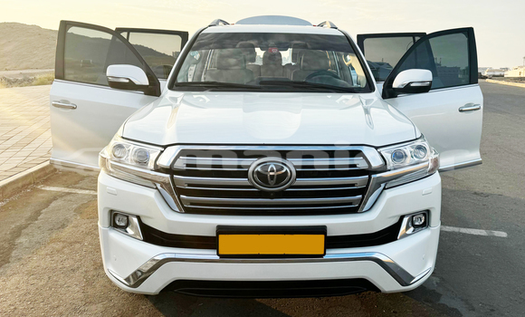 Buy Used Toyota Land Cruiser White Car in Al khuwair in al-Batinah Buy Used Toyota Land Cruiser White Car in Al khuwair in al-Batinah