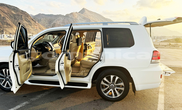 Buy Used Toyota Land Cruiser White Car in Al khuwair in al-Batinah Buy Used Toyota Land Cruiser White Car in Al khuwair in al-Batinah