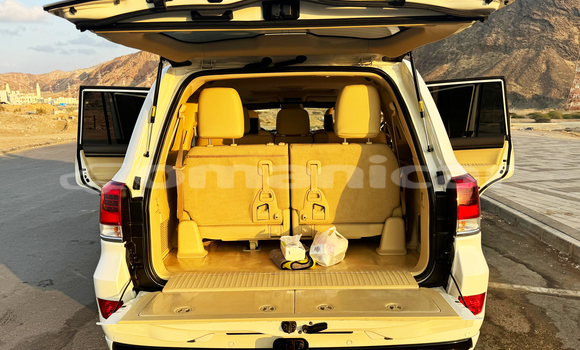 Buy Used Toyota Land Cruiser White Car in Al khuwair in al-Batinah Buy Used Toyota Land Cruiser White Car in Al khuwair in al-Batinah