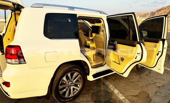 Buy Used Toyota Land Cruiser White Car in Al khuwair in al-Batinah Buy Used Toyota Land Cruiser White Car in Al khuwair in al-Batinah