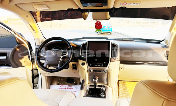 Buy Used Toyota Land Cruiser White Car in Al khuwair in al-Batinah Buy Used Toyota Land Cruiser White Car in Al khuwair in al-Batinah