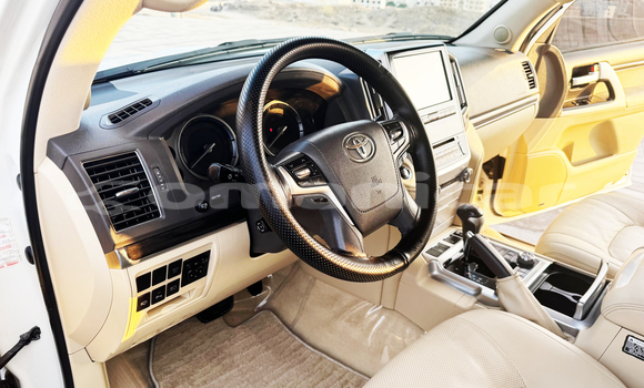 Buy Used Toyota Land Cruiser White Car in Al khuwair in al-Batinah Buy Used Toyota Land Cruiser White Car in Al khuwair in al-Batinah