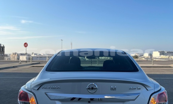 Buy Used Nissan Altima Silver Car in Al khuwair in al-Batinah Buy Used Nissan Altima Silver Car in Al khuwair in al-Batinah