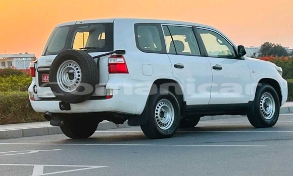 Buy Used Toyota Land Cruiser White Car in Muscat in Masqat Buy Used Toyota Land Cruiser White Car in Muscat in Masqat