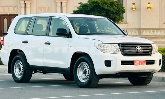 Buy Used Toyota Land Cruiser White Car in Muscat in Masqat Buy Used Toyota Land Cruiser White Car in Muscat in Masqat