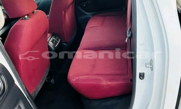 Buy Used Nissan Navara White Car in Muscat in Masqat Buy Used Nissan Navara White Car in Muscat in Masqat